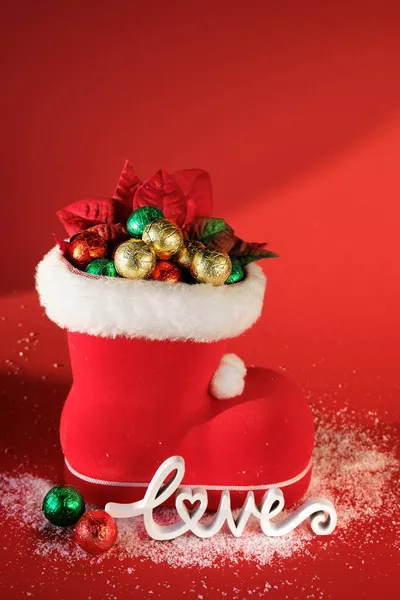Rode Kerstman Laars Met Chocolade Kerstballen Houten Woord Liefde Rode — Stockfoto