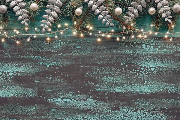 Zilveren Kerstrand Met Dennentwijgen Glazen Kerstballen Exotische Varenbladeren Lichte Bloemenslinger — Stockfoto