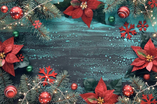 青色的红色圣诞框架 有一品红 冷杉枝条 玻璃球和雪花 灰色和蓝绿色的丙烯酸背景 平面布局 顶视图 圣诞节背景 复制空间 文本位置 — 图库照片