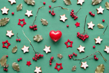 Doğal düşük etki Xmas dekoru. Noel arkaplanı nane yeşili, beyaz ve kırmızı. Düzlük, dikenli dut, okaliptüs, çelenk, Xmas ağacı oyuncağı, top, mum, çam kozalağı, şeker kar taneleri..