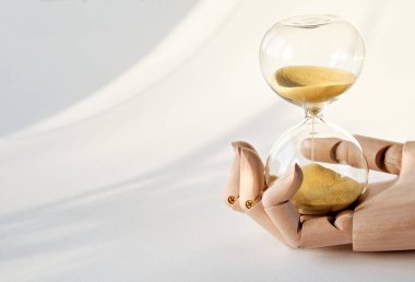Kum saati ahşap el, yaratıcı zaman konsepti fotokopi alanı olan klasik dekor, yazı için yer. Doğal renkler, malzemeler. Gölgeli doğal ışık.