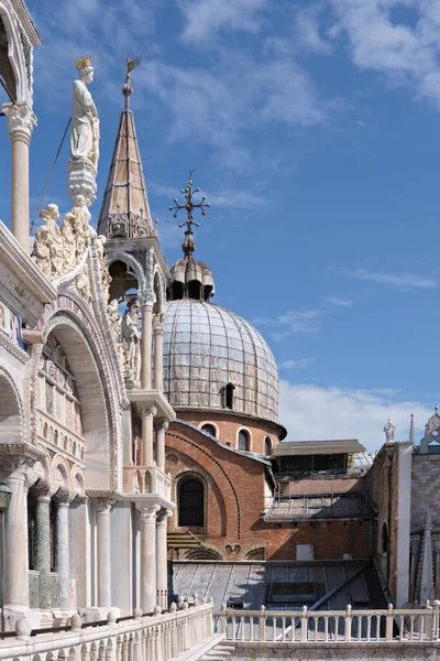 Közelkép Külső Szent Márk Bazilikáról Velencében Olaszországban Fényes Napsütéses Nap — Stock Fotó