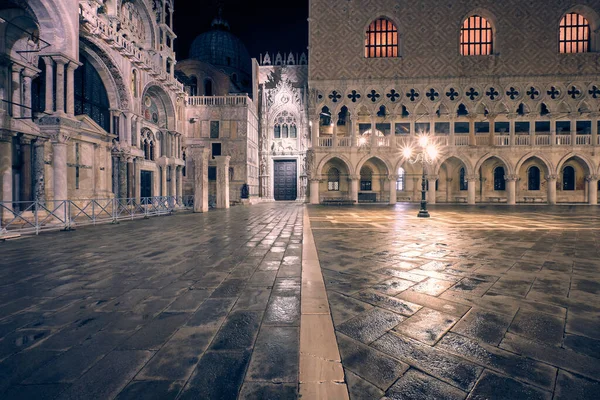 Basiliek San Marco Plein Venetië Nachts Verlicht Met Oranje Zonlicht — Stockfoto