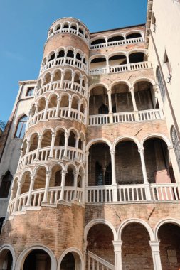 Saray Contarini del Bovolo sarmal kemerli kullanışsız kuleye sahip. Venedik, İtalya 'da kemerli pencereli güzel spiral merdivenler..