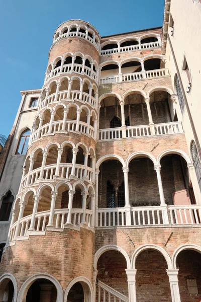 Saray Contarini del Bovolo sarmal kemerli kullanışsız kuleye sahip. Venedik, İtalya 'da kemerli pencereli güzel spiral merdivenler..
