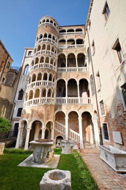 Saray Contarini del Bovolo sarmal kemerli kullanışsız kuleye sahip. Venedik, İtalya 'da kemerli pencereli güzel spiral merdivenler..