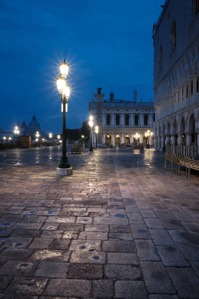 Italy Venice Embankment Night Early Morning Historical Lamp Post Promenade — Stok fotoğraf