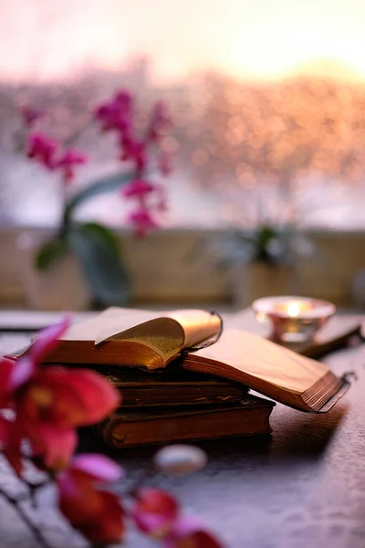 Wintertime Dengan Lilin Tumpukan Buku Buku Tua Jendela Matahari Terbenam — Stok Foto