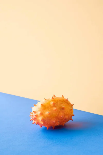 Drakfrukt Pitahaya Vibrerande Blått Och Beige Grädde Färgat Papper Bakgrund — Stockfoto
