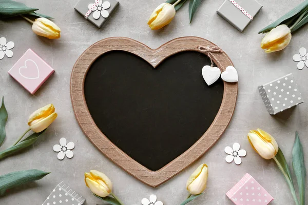 Gele Tulpen Deco Bloemen Geschenkdozen Voorjaarsachtergrond Met Kopieerruimte Hartvormig Brievenbord — Stockfoto