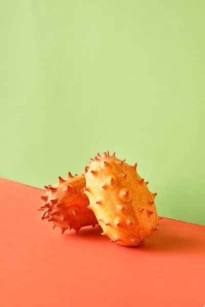 Drakfrukt Pitahaya Närbild Två Färg Papper Bakgrund Levande Orange Och — Stockfoto