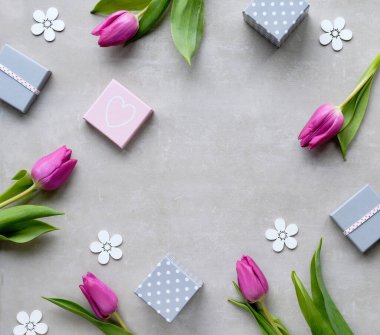 Bahar dairesi hediye kutuları, mor ya da fuşya laleleri ve beyaz deco çiçekleriyle kaplıydı. Doğal çiçeklerle dolu bahar tatili geçmişi. Paskalya, Anneler Günü, 8 Mart Uluslararası Kadınlar Günü.