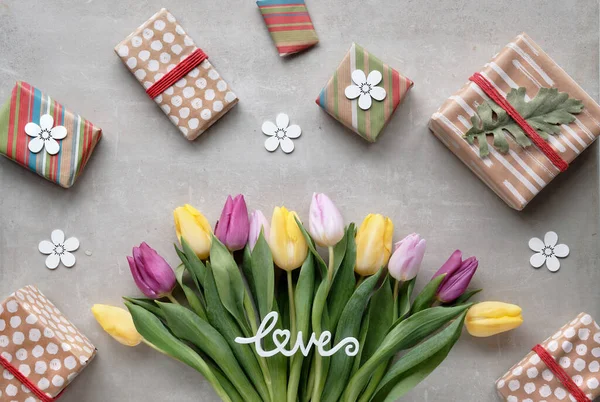 Cadeaus Verpakt Ambachtelijk Papier Tulpen Verschillende Kleuren Gele Magenta Roze — Stockfoto