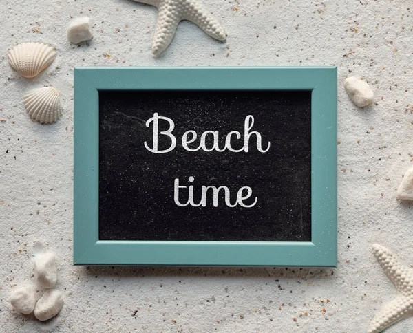 Plaj Zamanı Mesajı Tahtada Yeşil Çerçeveli Çakıl Taşlı Kabuklu Deniz — Stok fotoğraf