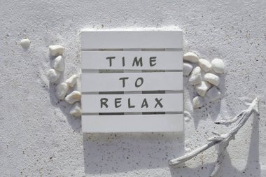 Kum ve deniz altyapısı. Çakıl taşlı ve dallı beyaz kum. Boş tahta palette rahatlamak için mesaj zamanı. Yaz mevsimi monokromatik düz yatıyordu.