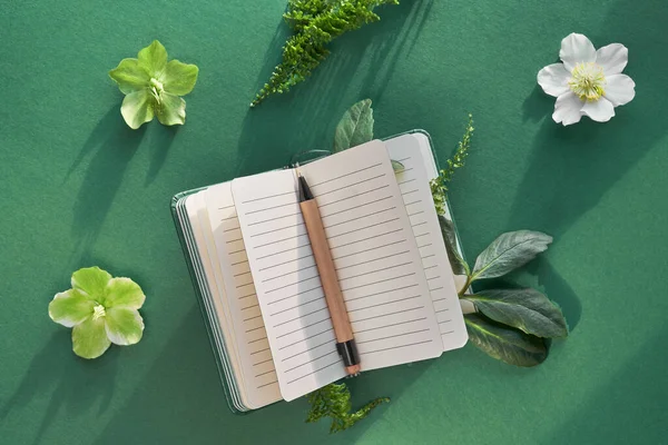 Notebook Med Exotiska Gröna Växter Och Blommor Fern Blad Gröna — Stockfoto