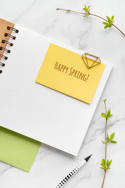 Карточка Текстом Happy Spring Привязана Странице Альбома Металлической Геометрической Скрепкой — стоковое фото