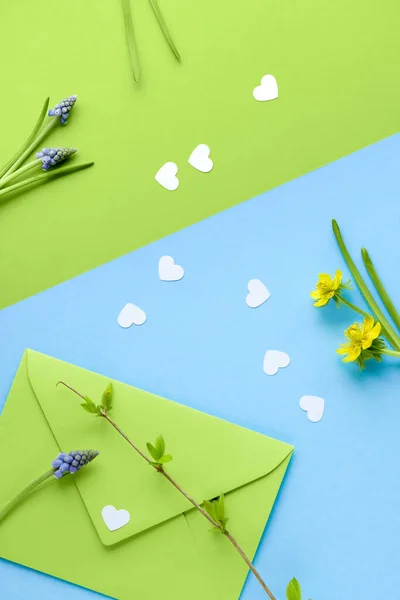 蓝色绿色的春天背景 叶小枝 黄色的差事 这种花和心形花纹 分层式单色几何纸背景 — 图库照片