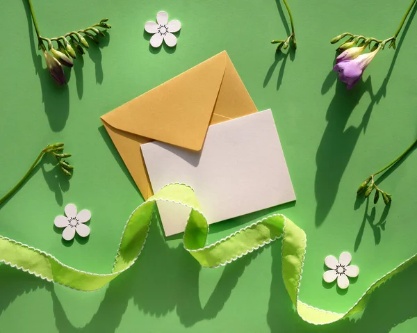 Fundo Primavera Tons Verde Amarelo Envelope Papel Com Cartão Branco — Fotografia de Stock