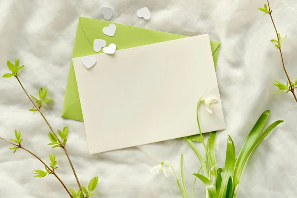 Fond Printanier Avec Enveloppe Verte Carte Papier Blanc Vierge Feuilles — Photo