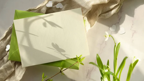 Fondo Primavera Con Carta Carta Bianca Busta Verde Coriandoli Cuore — Foto Stock