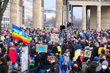BERLİN, GERMANY - 27 Şubat 2022: Pankartlı insanlar Brandenburg Kapısı yakınlarındaki Ukrayna 'da bir savaşa katıldılar. Ukrayna bayrağına savaş yok. Rus askeri işgaline karşı gösteri.