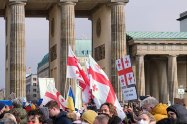 BERLİN, Almanya - 27 Şubat 2022: Alman başkentinde savaş karşıtı protesto üzerine Gürcistan ulusal bayrakları. Ukrayna 'daki savaşa karşı farklı ulusların dayanışması.