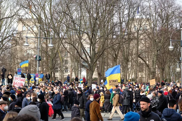 Berlin Germany February 2022 People Placards Participate Protest War Ukraine — Stock Photo, Image