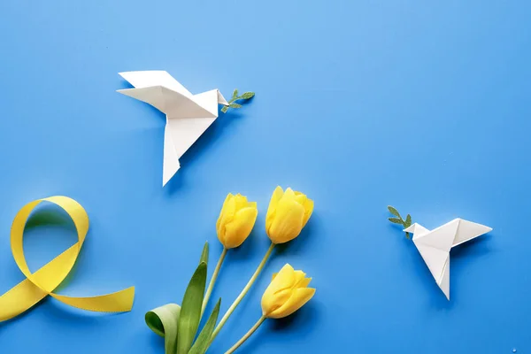 Barış Güvercini Kağıt Origami Ukrayna Barış Sarı Laleler Çiçekler Mavi — Stok fotoğraf