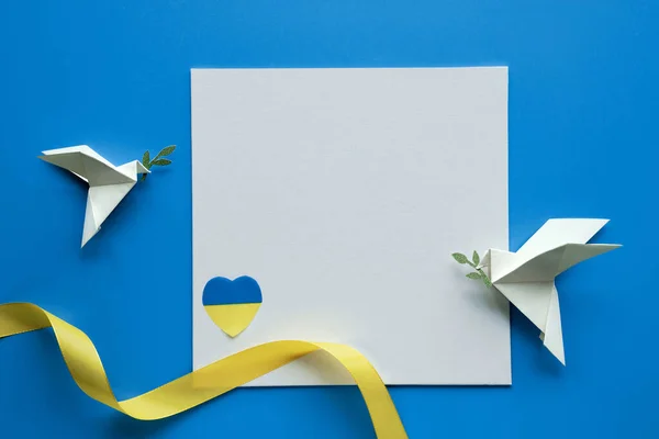 和平鸽 纸折纸 乌克兰的和平 黄色的郁金香 蓝色背景 复制空间 文字的位置 顶视图 概念背景 — 图库照片