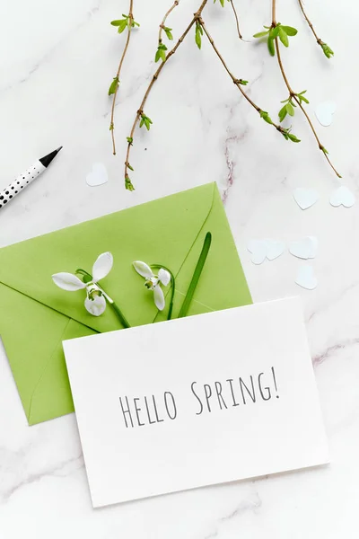 Hello Spring 배경은 녹색이다 봉투에 인사말 카드를 넣는다 대리석 배경에 — 스톡 사진