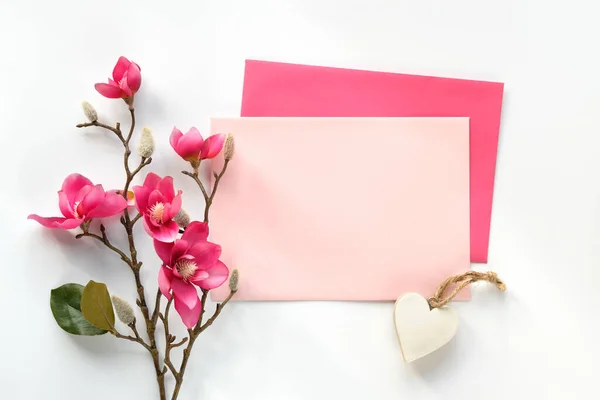 Postal Blanco Con Sobre Flores Magnolias Decorativas Rosas Vista Superior — Foto de Stock