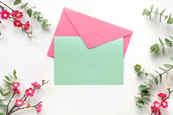 Tarjeta Postal Verde Menta Blanco Con Sobre Rosa Flores Ciruela — Foto de Stock