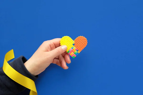 Tekst Help Oekraïne Hand Met Geel Lint Houdt Multicolor Plastic — Stockfoto