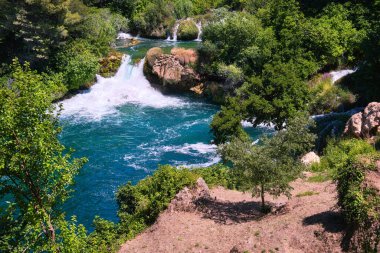 Skradinski Buk 'taki Krka şelaleleri yazın yüksek perspektiften izlendi. Etrafta kimse yok. Hırvatistan 'ın Dalmaçya kentindeki Sibenik kasabası yakınlarındaki Krka nehrinin Ulusal Parkı şelaleleri.