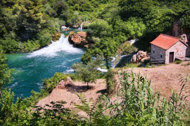 Skradinski Buk 'taki Krka şelaleleri yazın yüksek perspektiften izlendi. Etrafta kimse yok. Hırvatistan 'ın Dalmaçya kentindeki Sibenik kasabası yakınlarındaki Krka nehrinin Ulusal Parkı şelaleleri.