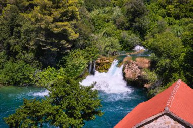 Skradinski Buk 'taki Krka şelaleleri yazın yüksek perspektiften izlendi. Etrafta kimse yok. Hırvatistan 'ın Dalmaçya kentindeki Sibenik kasabası yakınlarındaki Krka nehrinin Ulusal Parkı şelaleleri.