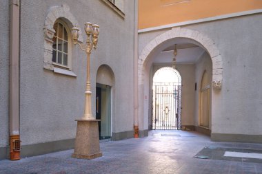Riga 'da kemerli girişi olan tarihi bir bina restore edildi. Valnu ve Maza Smilsu sokakları arasındaki avlu. Old Riga, Letonya 'nın Vecriga bölgesi.