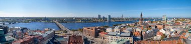 Aziz Peter Kilisesi 'nden Eski Şehir Riga ve Daugava Nehri' nin panoramik hava manzarası.