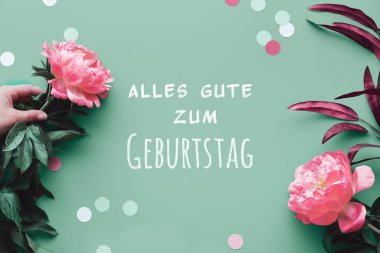 Üzerinde pembe şakayık çiçekleri olan tebrik kartı tasarımı soluk yeşil arka planda kağıt konfetileri, metin alanları. Son moda doğal çevre dostu üst görünüm. Yaz doğum günü, Anneler Günü tebrik kartı tasarımı..