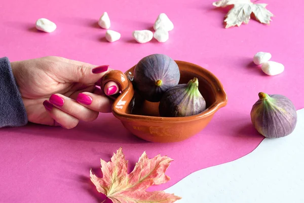 Figues Violettes Magenta Dans Bol Terre Cuite Main Couleurs Automne — Photo