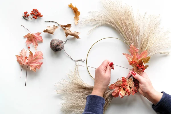 Hände Machen Aus Trockenem Pampasgras Und Herbstblättern Einen Getrockneten Blumenkranz — Stockfoto