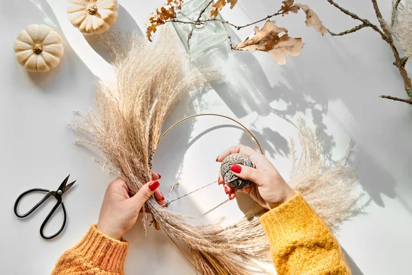 Hands Making Dried Floral Wreath Dry Pampas Grass Autumn Leaves — Stock Photo, Image