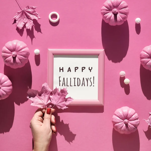 Fondo Papel Fucsia Rosa Con Decoración Otoñal Texto Felices Fiestas — Foto de Stock