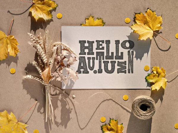 Hallo Herbst Grußkarte Natürliches Herbstdekor Trockene Ahorn Und Eichenblätter Weizenähren — Stockfoto