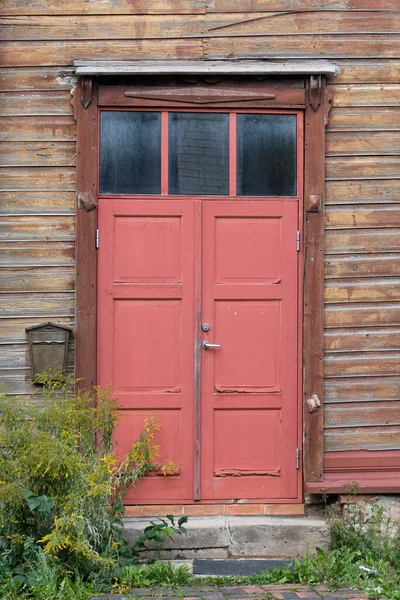 Old Red Wooden Doors Entrance Wooden House Withered Peeling Paint — Fotografia de Stock