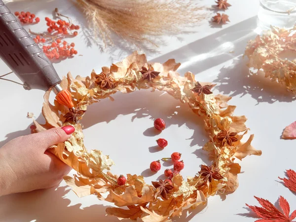 Руки Делают Сухой Цветочный Венок Сухих Осенних Листьев Осенних Ягод — стоковое фото