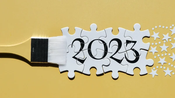 Feliz Año Nuevo 2023 Pincel Pintura Con Pintura Rompecabezas Disposición —  Fotos de Stock