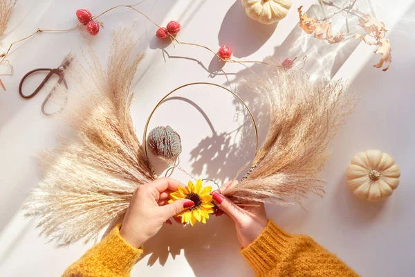 Hände Machen Aus Trockenem Pampasgras Und Herbstblättern Einen Getrockneten Blumenkranz — Stockfoto