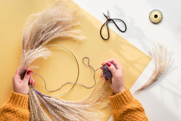 Hände Machen Aus Trockenem Pampasgras Und Herbstblättern Einen Getrockneten Blumenkranz — Stockfoto